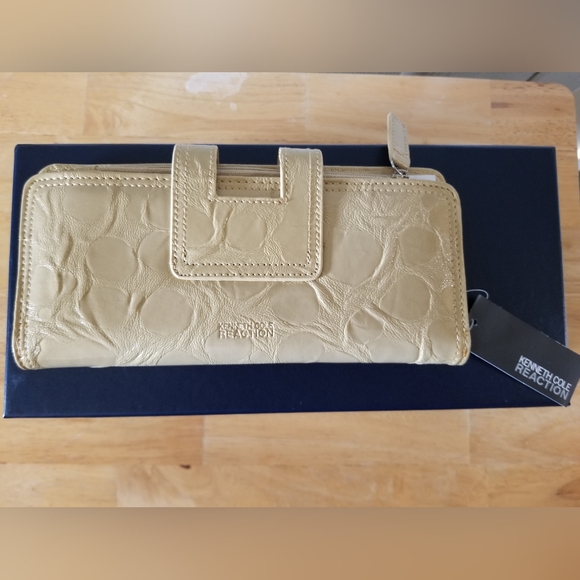 Kenneth Cole Reaction Clutch - Picture 2 of 6